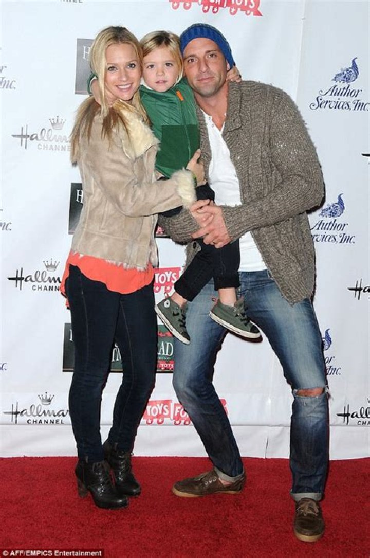 A.J. Cook: Husband, net worth, tattoos, smoking & body measurements