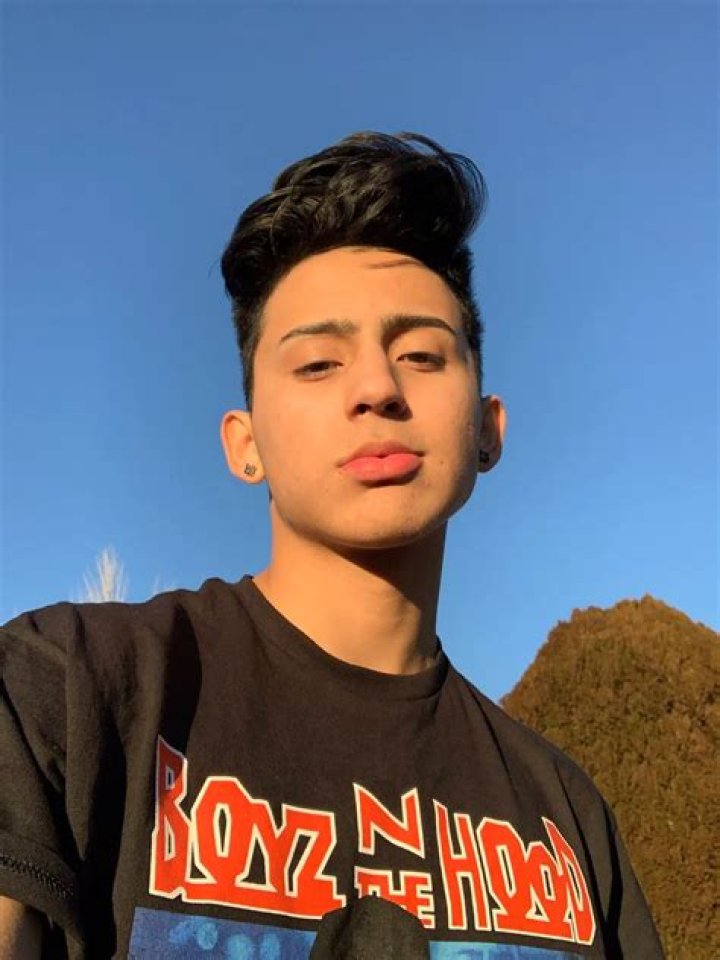 Blesiv (Alex Guzman) Age, Height, Birthday, Merch, Girlfriend, How Tall/Old
