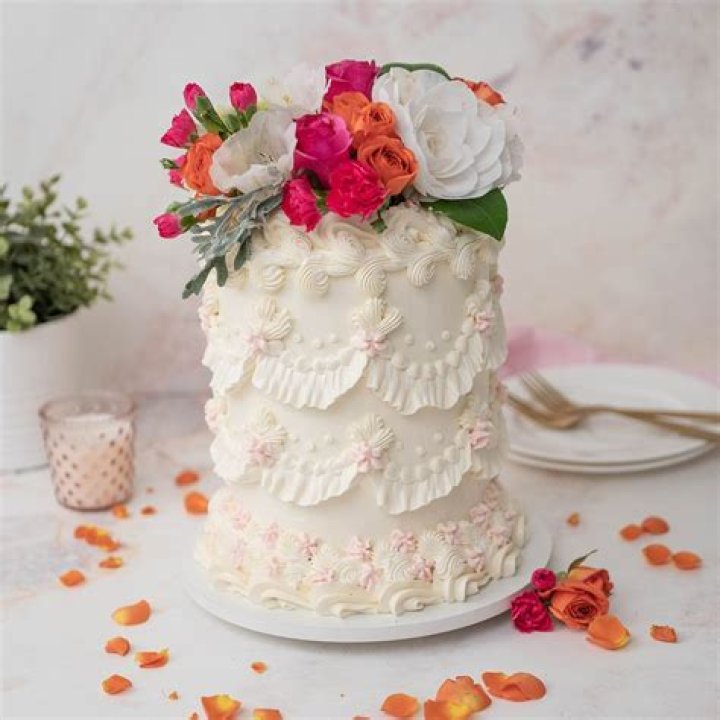 Can you decorate a buttercream cake with fondant