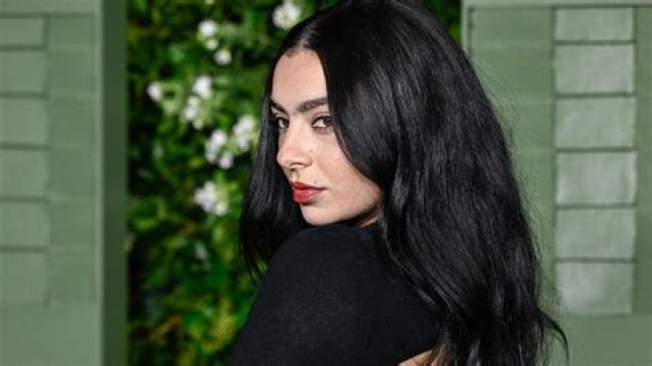 Charli XCX Lifestyle, Wiki, Net Worth, Income, Salary, House, Cars, Favorites, Affairs, Awards, Family, Facts & Biography