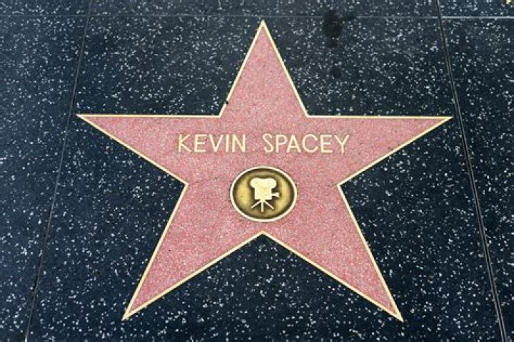 Kevin Spacey Wiki, Biography, Age, Family, Brother, Gay, Sexual Allegations, Net worth